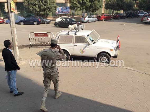 سيارات الجيش تبث الأغانى الوطنية أمام اللجان الانتخابية بمصر الجديدة (3)