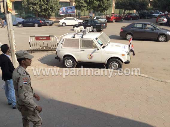 سيارات الجيش تبث الأغانى الوطنية أمام اللجان الانتخابية بمصر الجديدة (2)