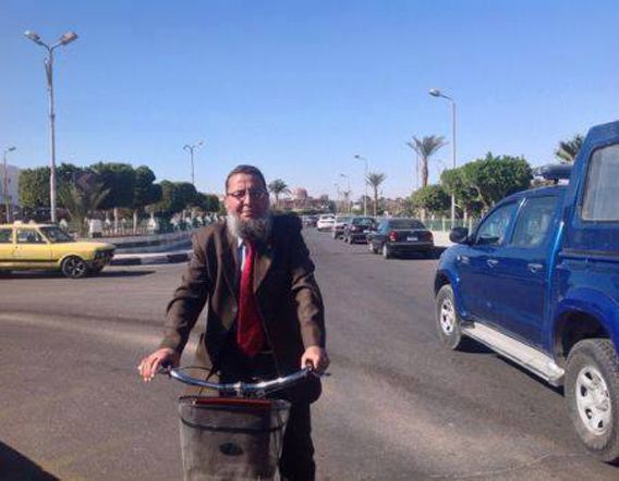 مرشح النور بجنوب سيناء يجوب شوارع الدائرة بدراجته (2)