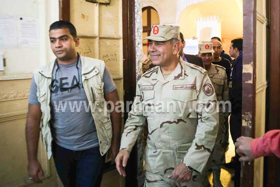 اللواء أيمن عامر أثناء تفقده لجنة مدرسة قصر الدوبارة  (3)