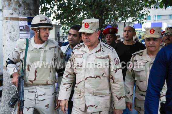 اللواء أيمن عامر أثناء تفقده لجنة مدرسة قصر الدوبارة  (2)