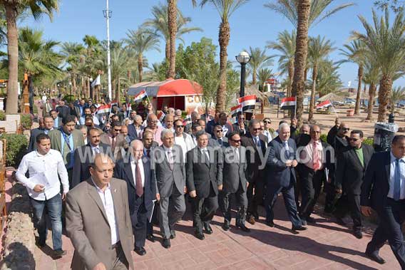 وزير القوى العاملة يشارك نواب البرلمان فى مسيرة لدعم السياحة بشرم الشيخ  (1)
