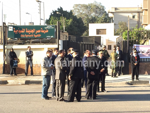 الرئيس يدلى بصوته بمدرسة مصر الجديدة النموذجية فى جولة الإعادة (6)