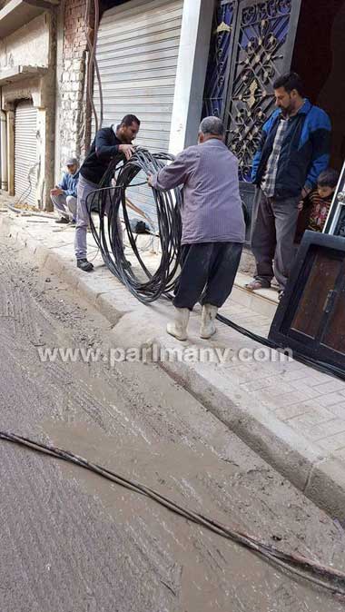 مصطفى الطلخاوى يتابع جهود الجهات التنفيذية لتجديد كابلات الكهرباء بالدخيلة  (2)