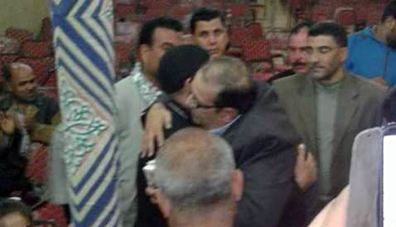 نائب الوفد يحتفل مع أنصاره بالفوز بمقعد العاشر من رمضان بعد إغلاق هاتفه (3)
