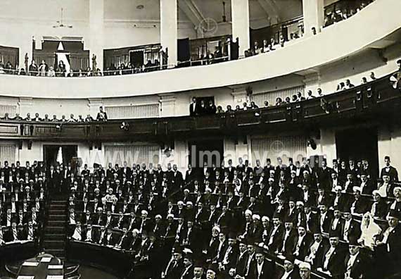 اعضاء-البرلمان-المصري-يستمعون-الي-خطبة-مصطفي-النحاس-باشا-عام-1937