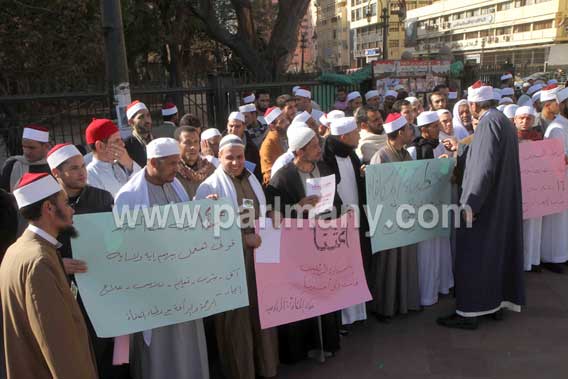 وقفة صامتة بـبرمسيس لخطباء المكافأة مطالبين بالتثبيت والمارة يلتقطون صورًا تذكارية (8)