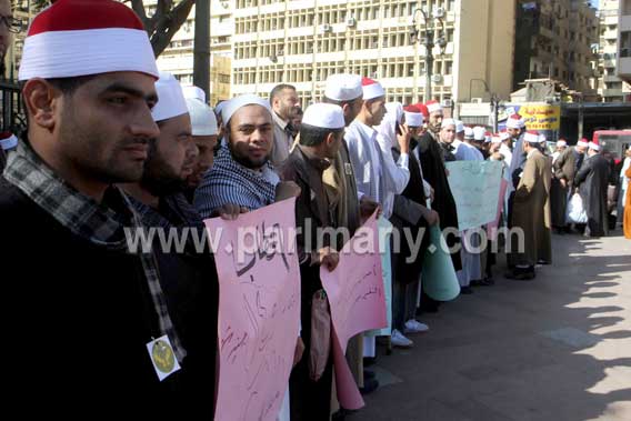 وقفة صامتة بـبرمسيس لخطباء المكافأة مطالبين بالتثبيت والمارة يلتقطون صورًا تذكارية (12)