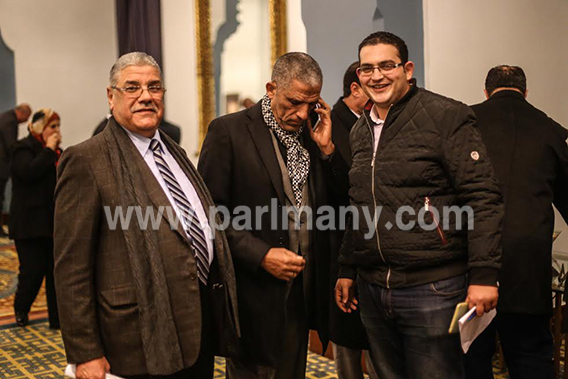 محمد الحسينى ومحمود الصعيدى مع محرر برلمانى
