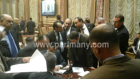 نواب البرلمان أمام قاعة بهو الشورى (2)