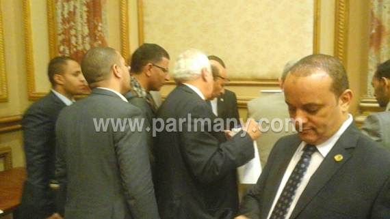 نواب البرلمان أمام قاعة بهو الشورى (1)