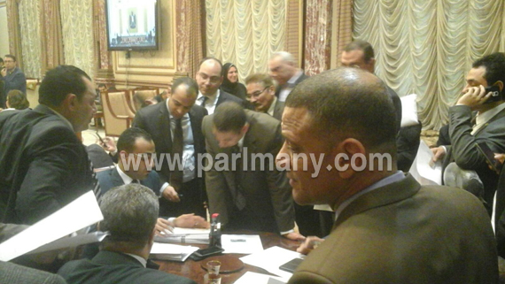 نواب البرلمان أمام قاعة بهو الشورى (3)