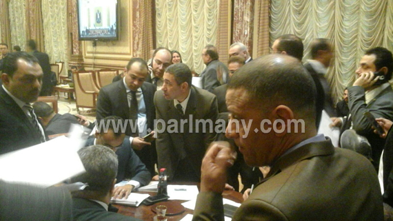 نواب البرلمان أمام قاعة بهو الشورى (5)