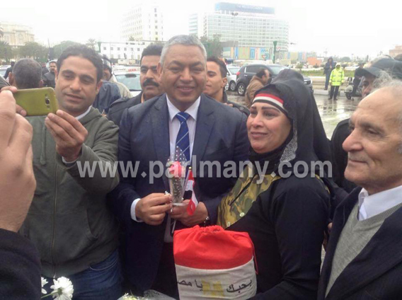 محمود بكرى يحتفل مع رجال الشرطة فى ميدان التحرير بذكرى الثورة (3)