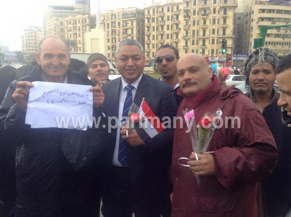 محمود بكرى يحتفل مع رجال الشرطة فى ميدان التحرير بذكرى الثورة (2)