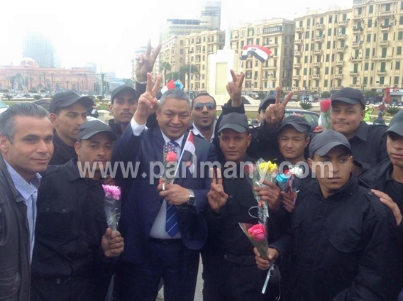 محمود بكرى يحتفل مع رجال الشرطة فى ميدان التحرير بذكرى الثورة (6)