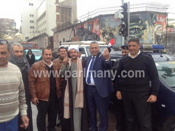 محمود بكرى يحتفل مع رجال الشرطة فى ميدان التحرير بذكرى الثورة (1)