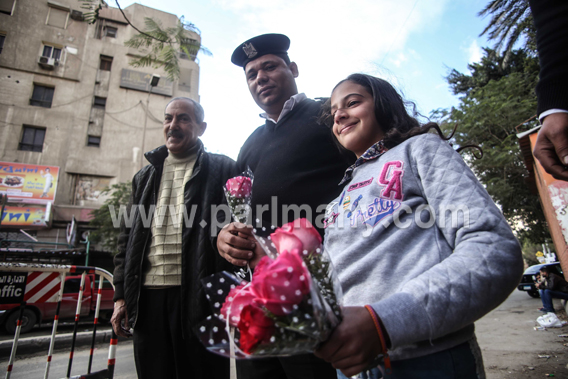 طفلة توزع الورود على الشرطة فى شارع الهرم (3)