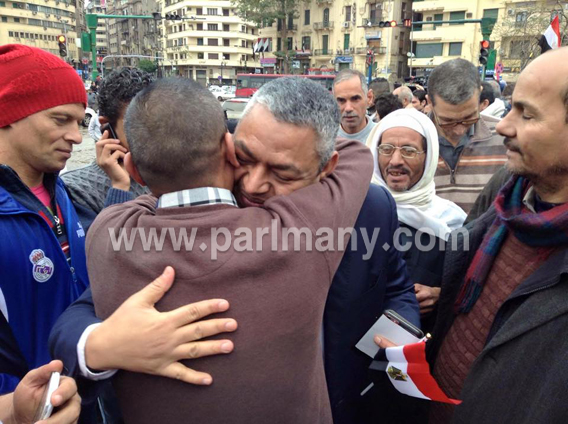 محمود بكرى يحتفل مع رجال الشرطة فى ميدان التحرير بذكرى الثورة (4)