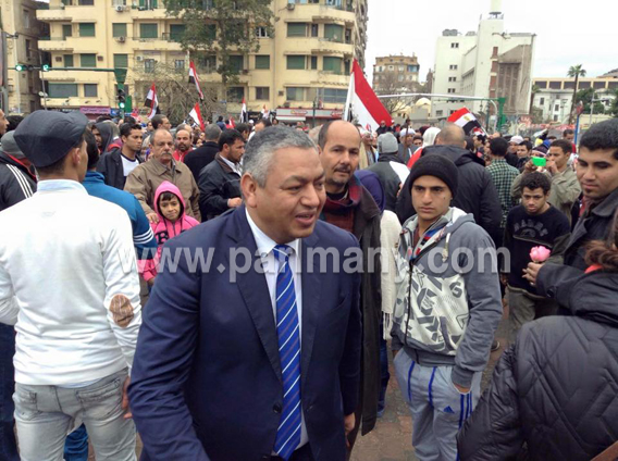محمود بكرى يحتفل مع رجال الشرطة فى ميدان التحرير بذكرى الثورة (5)