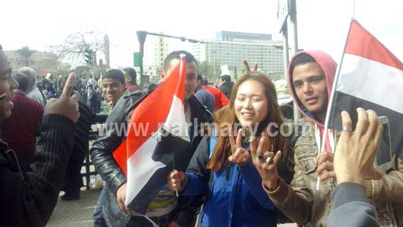 الثورة بتتكلم صينى.. مواطنون يلتقطون صورًا مع فتاة صينية تحمل علم مصر‎ بـالتحرير  (1)