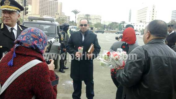 فى ذكرى ثورة يناير.. مواطنون يوزعون الورود على رجال الشرطة بالتحرير (2)