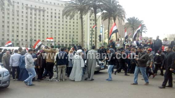الثورة بتتكلم صينى.. مواطنون يلتقطون صورًا مع فتاة صينية تحمل علم مصر‎ بـالتحرير  (3)