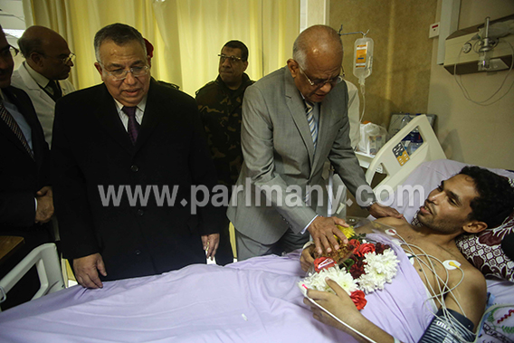 الوفد البرلمانى أثناء زيارة مستشفى المعادى (6)