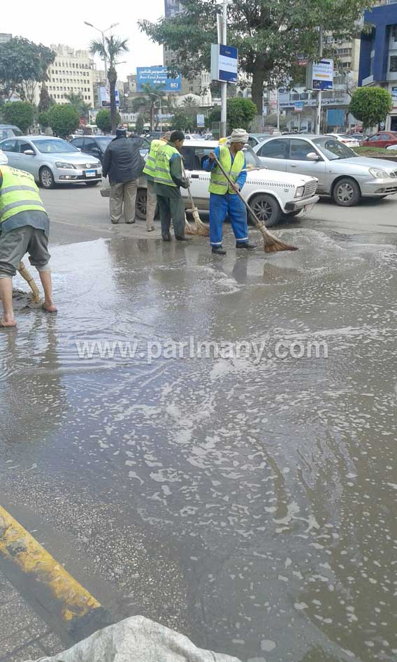 حى العجوزة يسحب مياه الأمطار من الشوارع بعد موجة الصقيع (1)