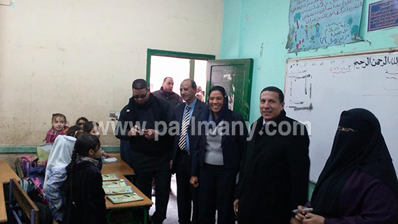 زيارة نشوى الديب لمدرسة صلاح الدين بإمبابة (12)