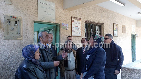 زيارة نشوى الديب لمدرسة صلاح الدين بإمبابة (10)