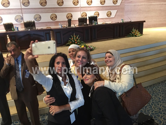 نائبات البرلمان فى مشاهد تذكارية أمام منصة قاعة الاحتفالات بشرم الشيخ (2) copy