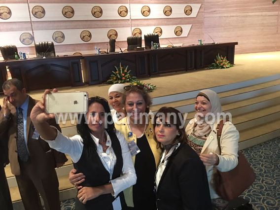 نائبات البرلمان فى مشاهد تذكارية أمام منصة قاعة الاحتفالات بشرم الشيخ (4) copy