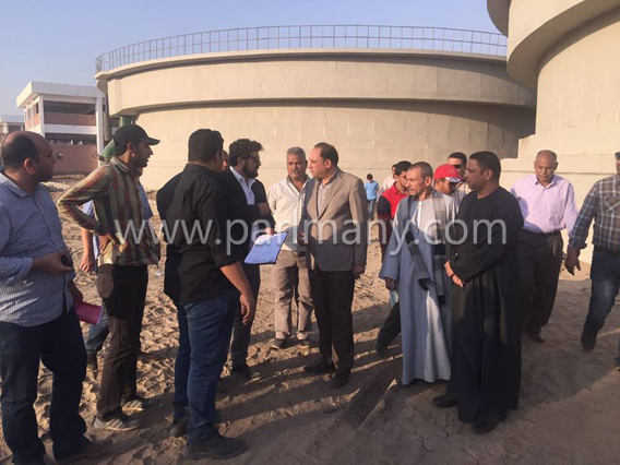 محمد عيد يتابع عمليات تطوير محطة مياه ديروط  (2)