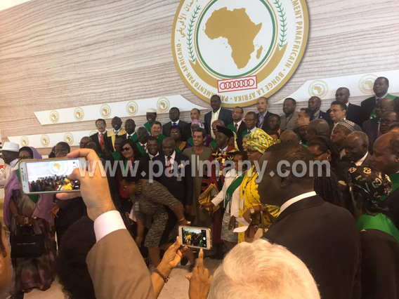 بالصور.. روجيه انكودو يلتقط صورًا تذكارية مع نواب البرلمان الأفريقى فى ختام جلساته  (8) copy