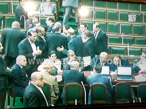 على عبد العال يغادر جلسة البرلمان.. وفوضى بالقاعة بعد التفاف النواب حول وزير الصحة (1) copy