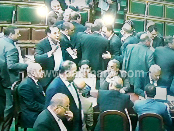 على عبد العال يغادر جلسة البرلمان.. وفوضى بالقاعة بعد التفاف النواب حول وزير الصحة (2) copy