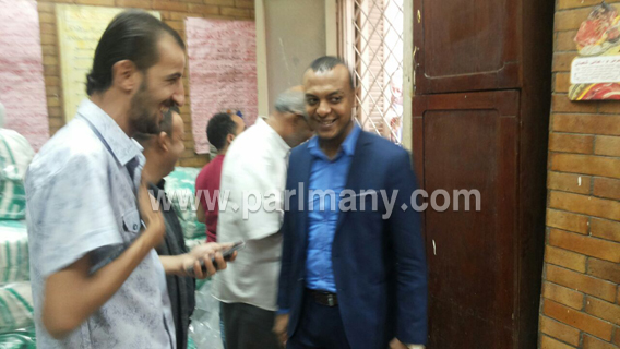 عمرو أبو اليزيد أثناء توزيع السكر على المواطنين  (1) copy
