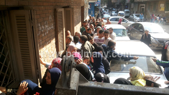 عمرو أبو اليزيد أثناء توزيع السكر على المواطنين  (2) copy