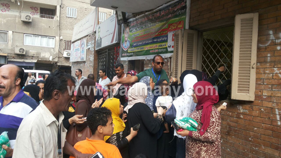 عمرو أبو اليزيد أثناء توزيع السكر على المواطنين  (5) copy