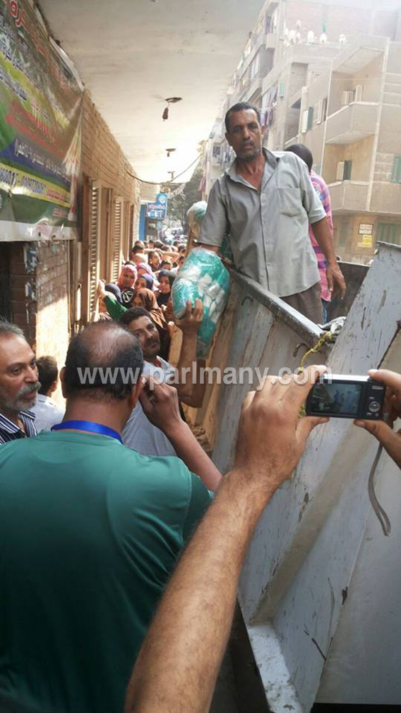 عمرو أبو اليزيد أثناء توزيع السكر على المواطنين  (4) copy