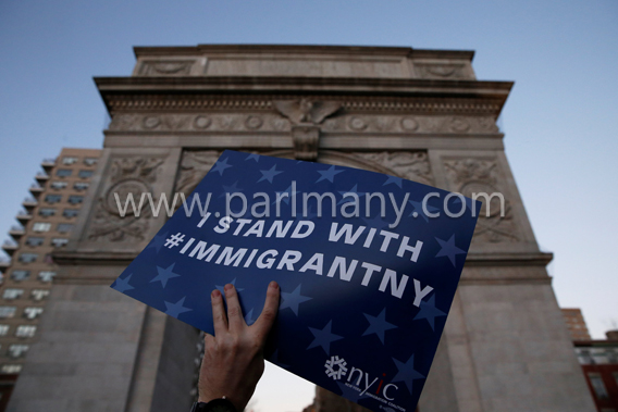 1028343-رفع-لافتات-ضد-سياسات-ترامب-الخاصة-بالمهاجرين
