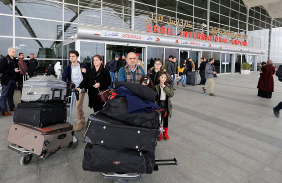 88139-عراقيون-يغادرون-المطار-بعد-رفض-سفرهم
