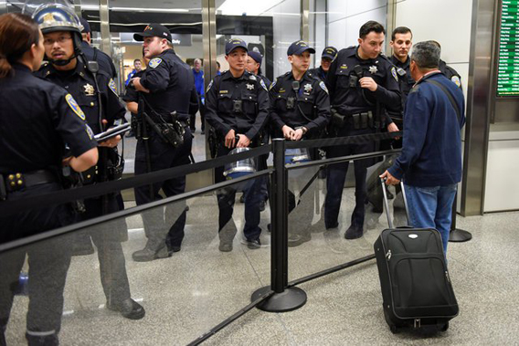 90212-الشرطة-تعيد-توجيه-المسافرين-فى-مطار-سان-فرانسيسكو