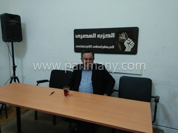 الدكتور عمرو الشوبكي أستاذ العلوم السياسية أثناء الندوة (2)
