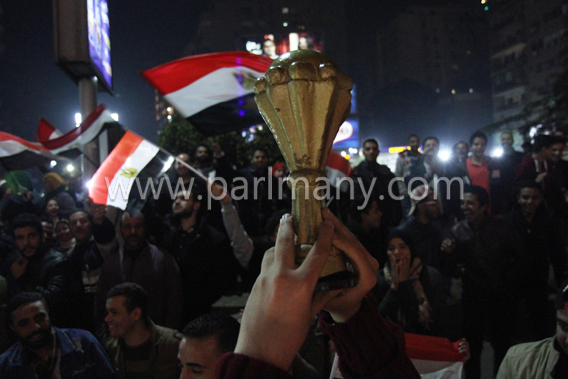 الجماهير تحتفل بفوز منتخب مصر فى شوارع القاهرة والجيزة (24)