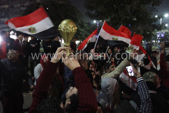 الجماهير تحتفل بفوز منتخب مصر فى شوارع القاهرة والجيزة (25)
