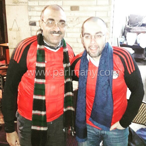 محمد فؤاد وإيهاب منصور يشاركون أهالى العمرانية فرحة فوز المنتخب (1)