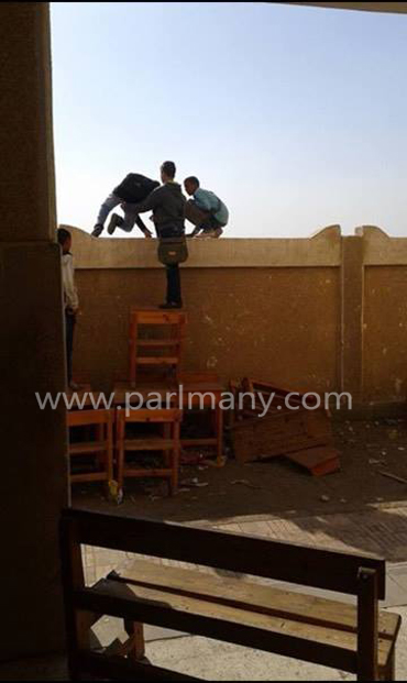 هروب تلاميذ من على السور بأسيوط (4)