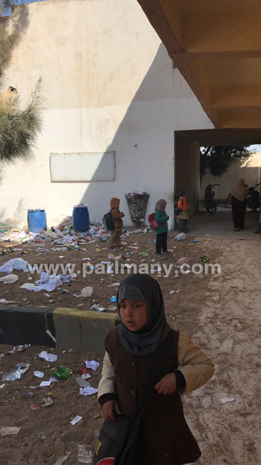 110690-القمامة-داخل-مدرسة-أحمد-عرابى-الإبتدائية